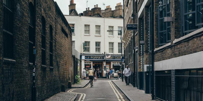 社区网店如何打造自有品牌：从便民购物到信任溢价的本地生活新路径